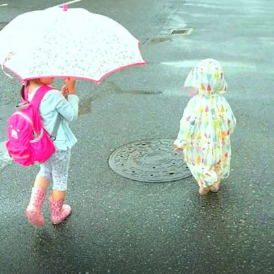 長靴ではじめての雨の日のお出かけ 子どものはしゃぎ具合が想像を超えていた 広島の育児情報 Pikabu ピカブ