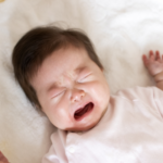 赤ちゃんの夜泣きに悩んだらどうする?対処法と乗り切り方