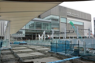 工事中のペデストリアンデッキ