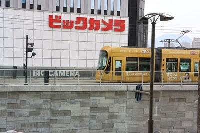 ペデストリアンデッキから見える電車