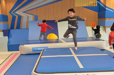 エアトラックで遊ぶ子ども