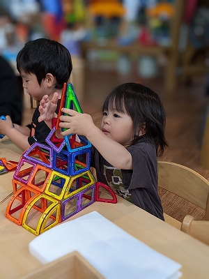 マグフォーマーによる組み立て遊び