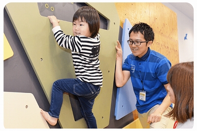 プレイリーダーと遊ぶ子ども