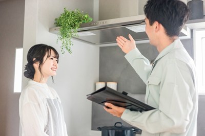 ガスレンジまわりの説明を受ける女性