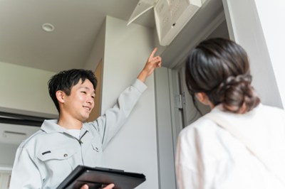 ブレーカーの説明をする電力会社スタッフ