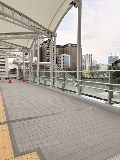 猿猴川方面にかかるペデストリアンデッキ