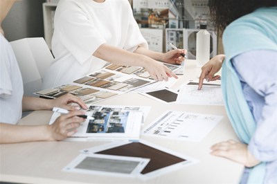 打ち合わせする女性