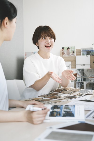 女性スタッフとの打ち合わせ風景