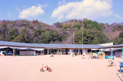 山々に囲まれた開放的な環境の園舎