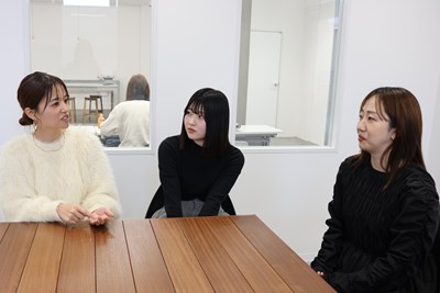 座談会で意見交換するメンバー