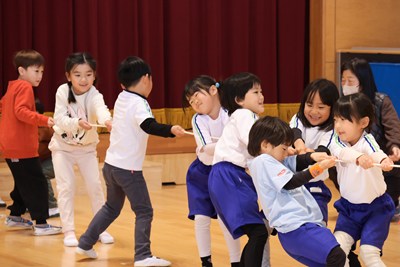 綱引きする園児たち