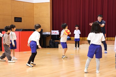 挟みドッジボールする園児たち