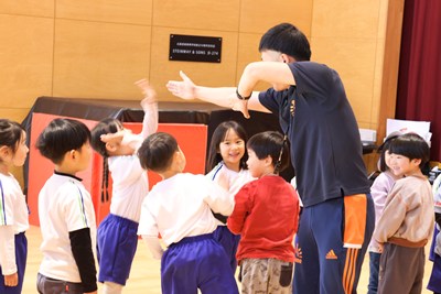 松村先生とハイタッチする園児