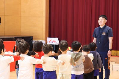 松村先生を先頭に整列する園児