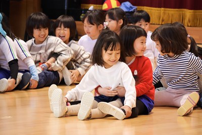 いもむし競争する園児たち