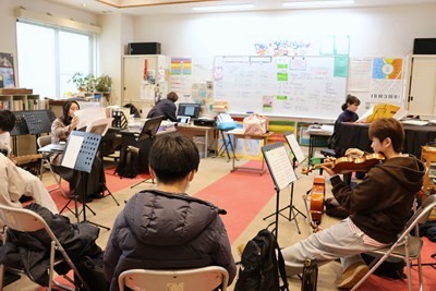 教室に集まってそれぞれの生徒が自分の専攻する楽器を演奏している