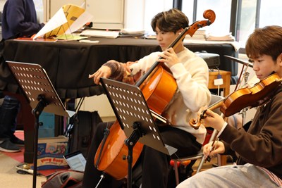 チェロを弾くShunichiさん