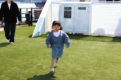 船上で走り回る女の子