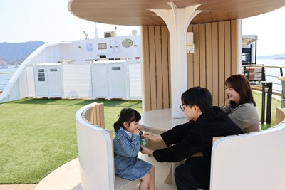 船上で休憩をする家族