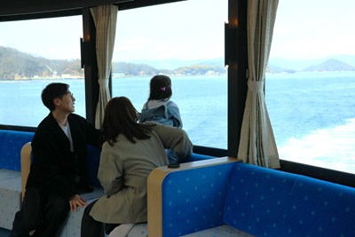 船内から海を眺める家族