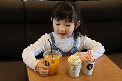 ジュースとアイスを見つめる女の子