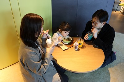 食事をする親子