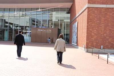 大和ミュージアムに向かう親子