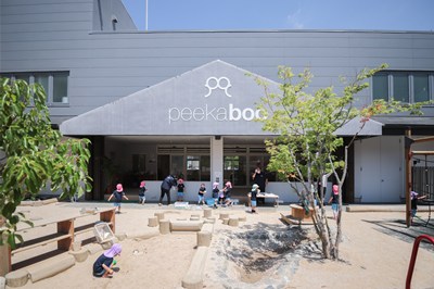 株式会社peekabooの本社建物と併設の園庭