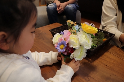 お花を選ぶ子どもたち