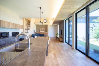 掃き出し窓があるリビングダイニング