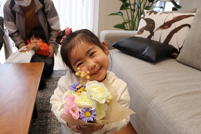 花束をうれしそうに見せる子ども
