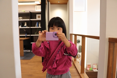 カメラを向ける子ども
