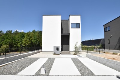 ホワイト系のシンプルな外観