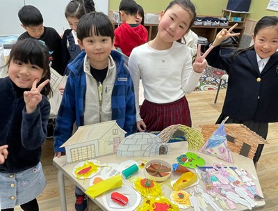 制作物の前で記念撮影をする児童