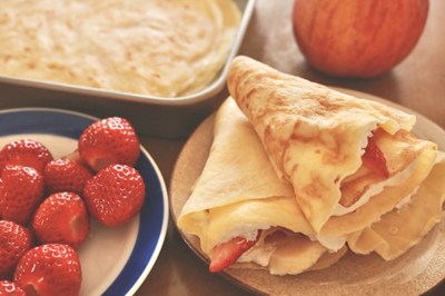 いちごをトッピングしたクレープ