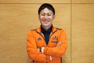 腕を組んで笑顔の松村先生