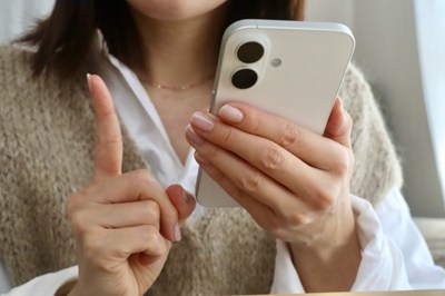 スマホを持つ女性