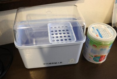 哺乳瓶の消毒グッズと赤ちゃん用粉ミルク
