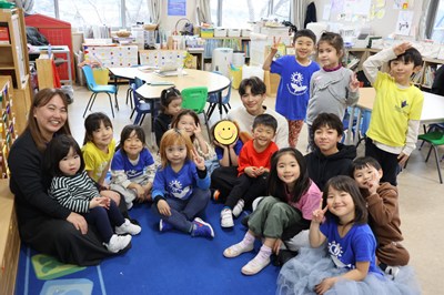 教室を背景に広島インターナショナルスクールの生徒さんたちの集合写真