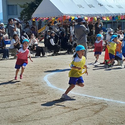 けんしんこども園の運動会のリレーの様子