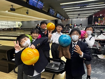 ボウリング場で球を持っている児童数名