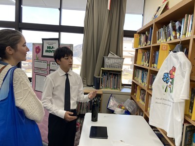 自らデザインしたTシャツのプレゼンテーションを行うYuuさん