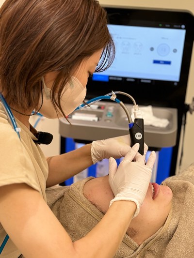 ハイドラフェイシャルを受ける女性