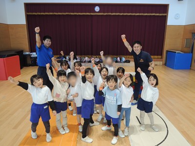 体育クラブの園児と講師の集合写真