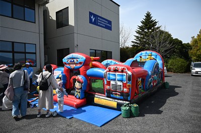 ふわふわドームと並ぶ家族