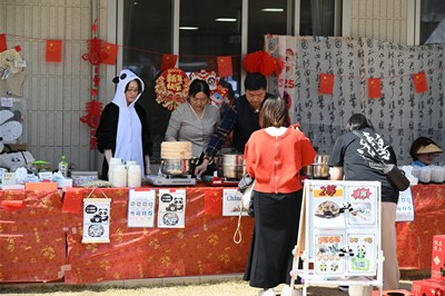 抽選イベントを対応するスタッフとお客さん