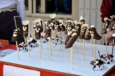 目や口がデコレーションされたチョコバナナ