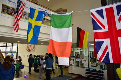 校舎内に掲げられた世界各国の国旗