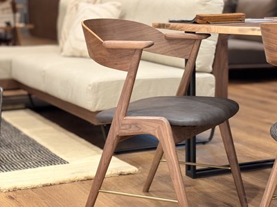 アデペシュのチェア