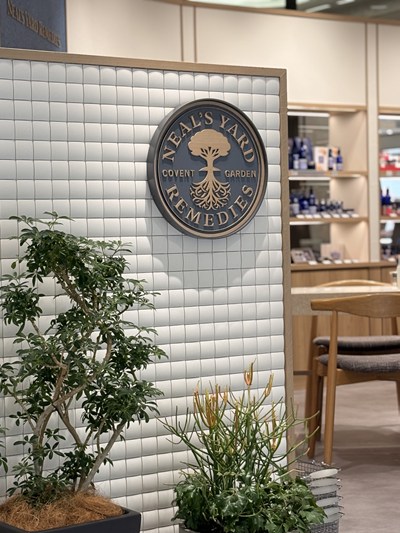 ニールズヤードレメディーズの店頭看板